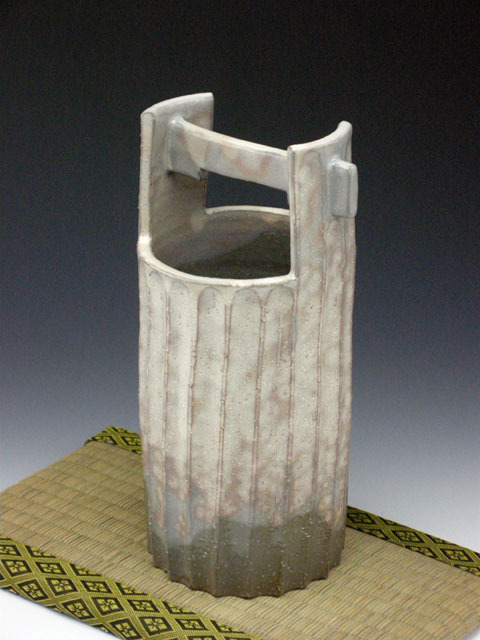 萩焼 岡田仙舟 作 萩焼花入(鎬文手桶形)拍卖