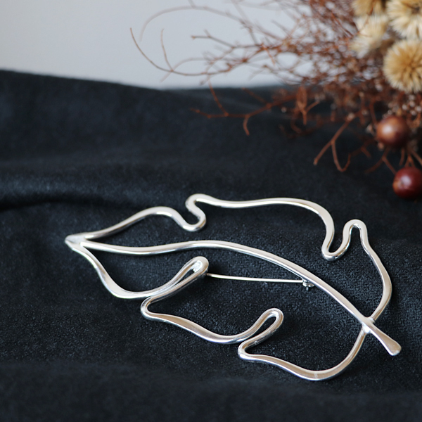 夏SALE 真鍮 Brass 風に揺れる 木の葉 大きな ブローチ ピン 葉っぱ Q37B拍卖