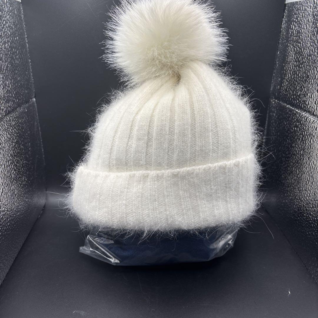 ホワイトポンポン付きニット帽 フリーサイズ拍卖