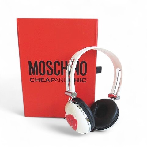 モスキーノチープアンドシック MOSCHINO CHEAP AND CHIC ヘッドフォン ハート 箱付き 有線 レディース拍卖