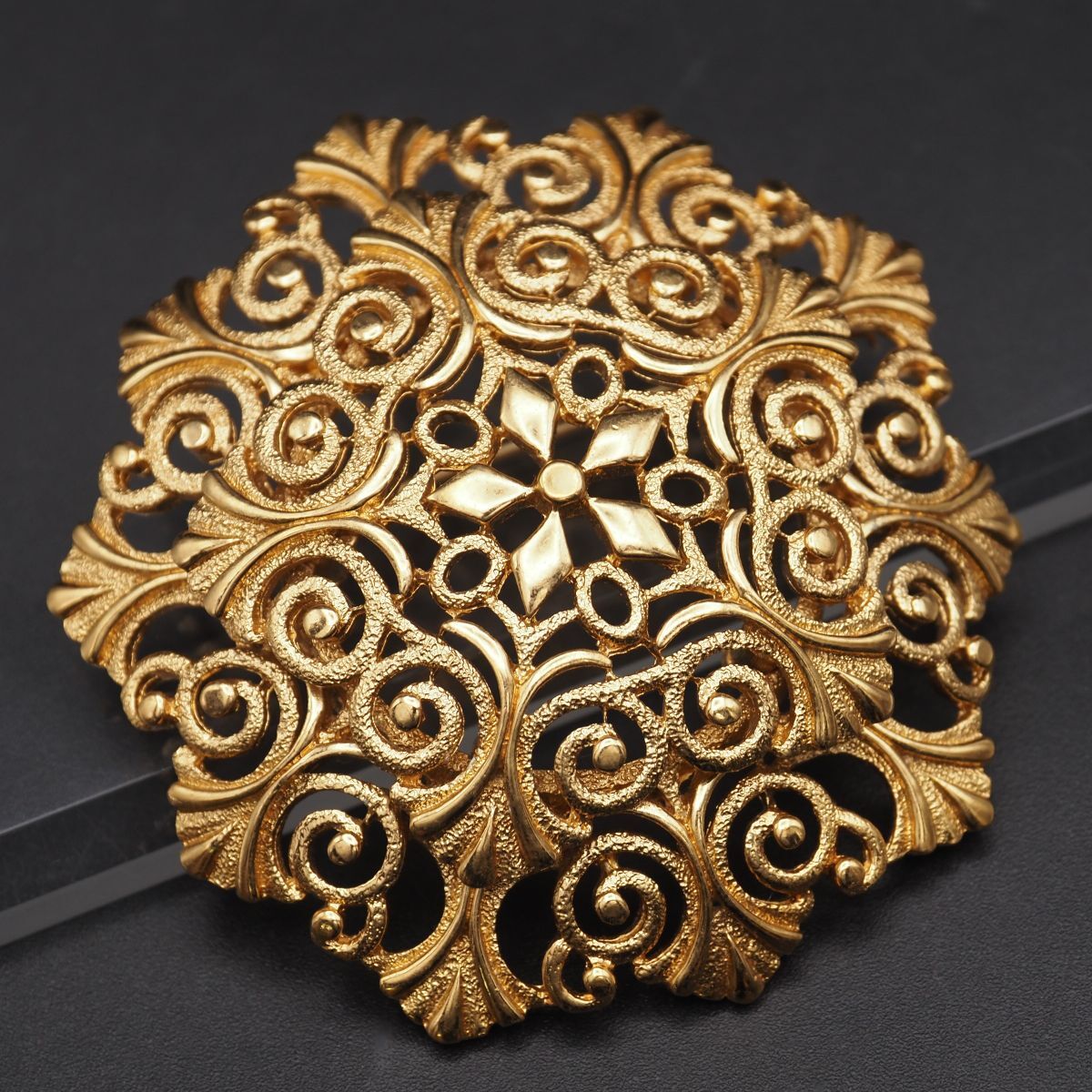 A672 MONET モネ 大ぶりブローチ ゴールド デザイン コスチュームジュエリー拍卖