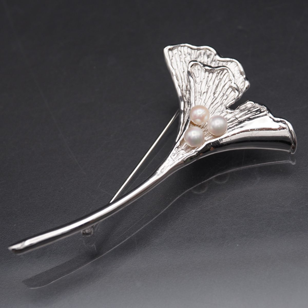 B418 本真珠 4.6mm3珠 パール SILVER刻印 ブローチ 銀杏 イチョウ デザイン シルバー コサージュ 6月誕生石拍卖