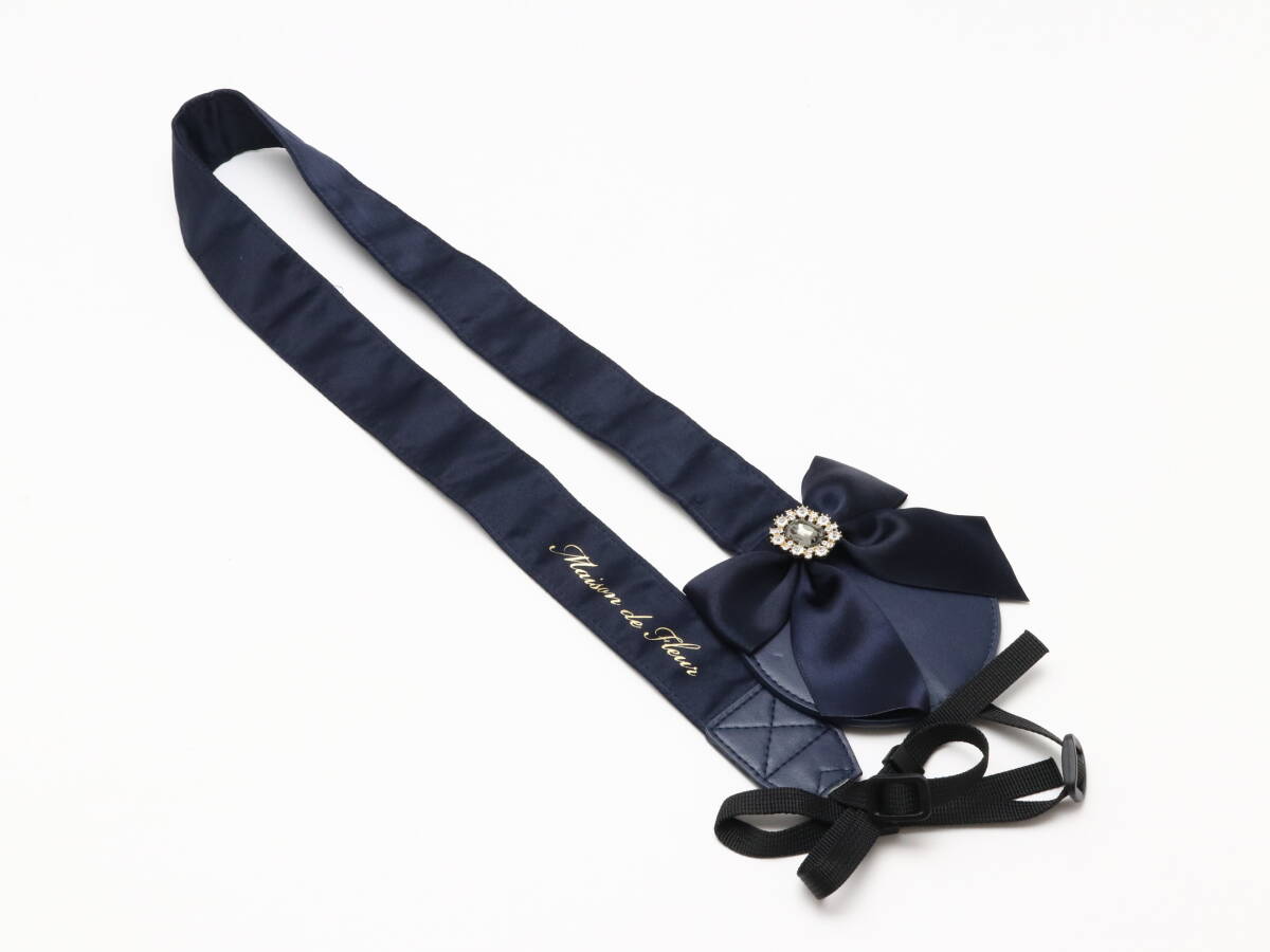 Maison de FLEUR メゾン ド フルール キャップケース付きビジューリボンカメラストラップ ネイビー 70-24拍卖