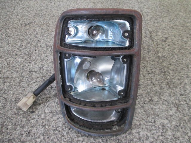 b122、サニトラ ショート、中期、テールレンズ (左)※ベース、ステー(枠)のみ拍卖