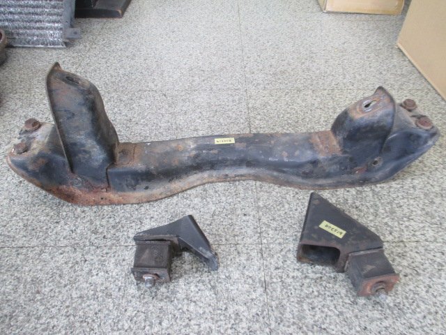 b122、サニトラ ショート、中期、フロントサスペンションメンバー マウント☆拍卖