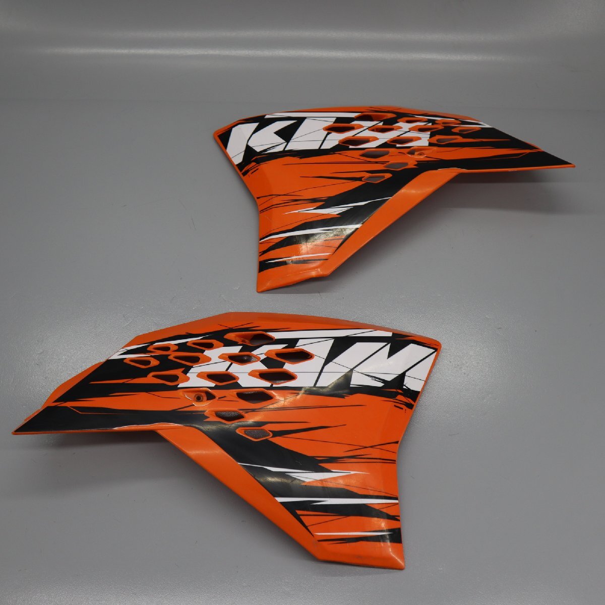 KTM 450XC-F 純正 シュラウド サイドカバー 773.08.050.100 (EXC125 250 300 450 等) 241007BD0358拍卖