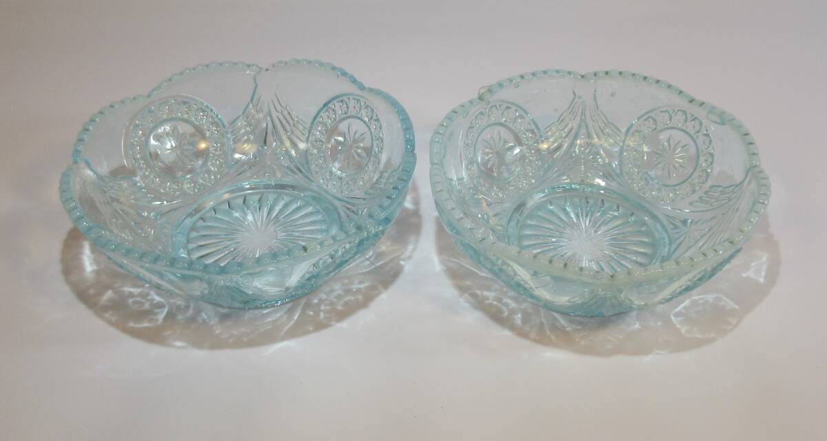 古い薄青色乳白縁ガラス小鉢2点ペアー 氷皿 フルーツ皿 向付 昭和レトロ ボウル スイーツ拍卖