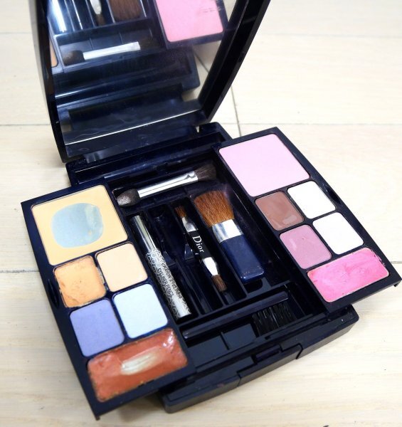 Dior ディオールDIOR TRAVEL STUDIO ★ ディオールトラベル・アイシャドー・リップグロス・ブラシなどセット拍卖