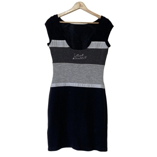 デシグアル Desigual - 黒×ライトグレー×シルバー レディース クルーネック/半袖/ひざ丈/フラワー(花)/スタッズ/DIFFERENT IS BEAUTIFULL拍卖