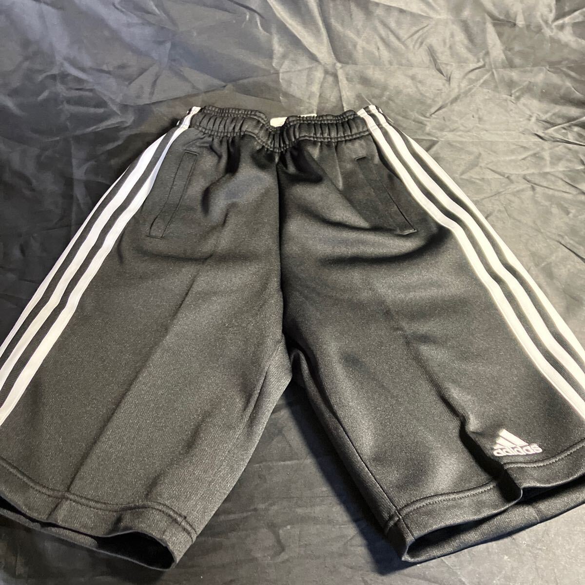 K53 adidas 752479 ハーフパンツ 140サイズ ブラック×ホワイト 新品未使用品 スポーツ ランニング ◎刺繍ロゴ入り拍卖