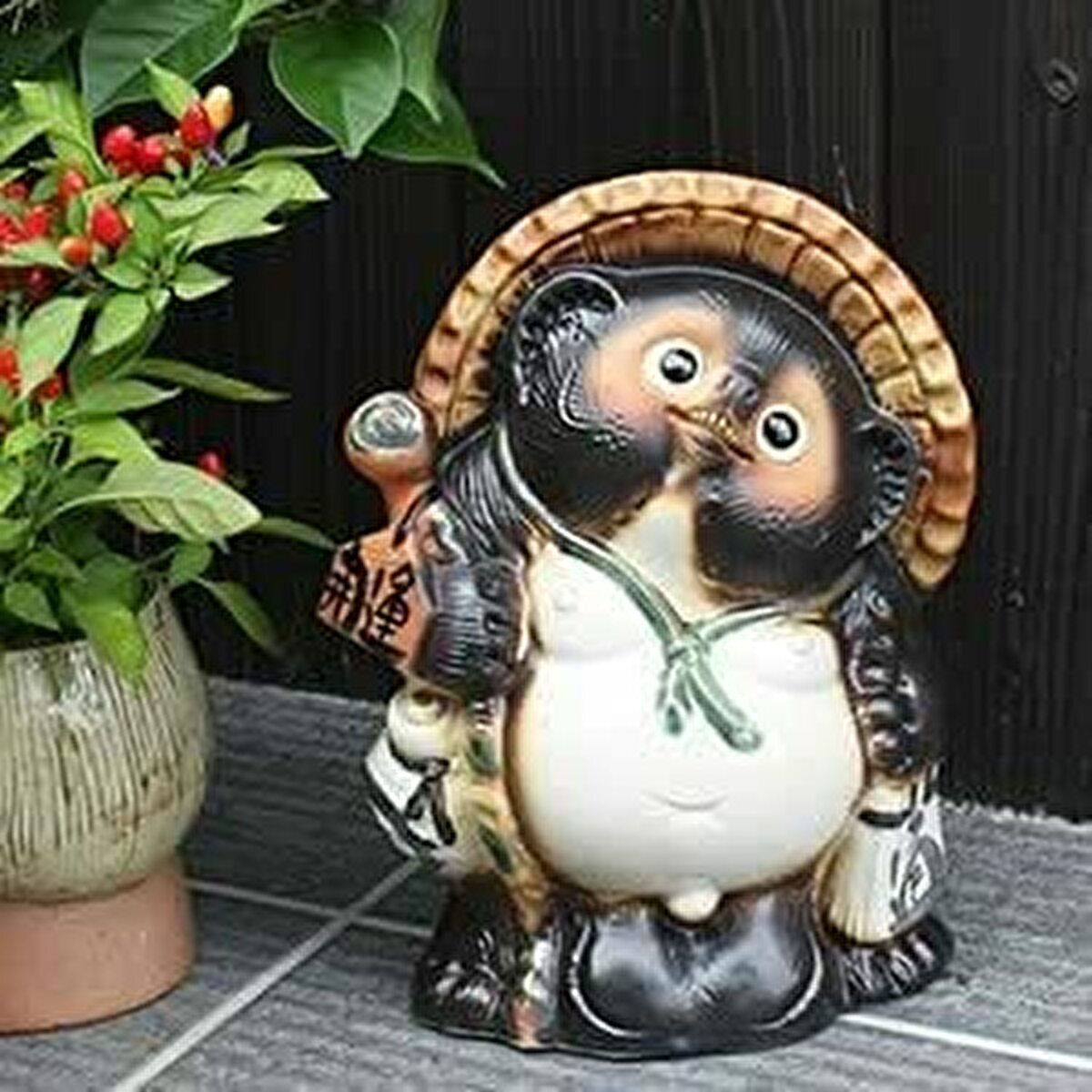 【滋賀の伝統工芸品】信楽焼 たぬき 8号サイズ 開運 置物拍卖