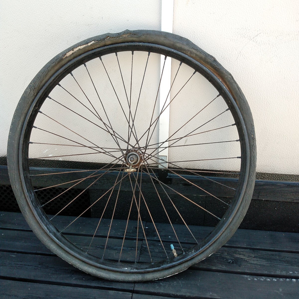 実用車 運搬車 昭和レトロ ビンテージ 1940s頃の運搬車用後輪 恐らく26X13/4リムタイヤ拍卖