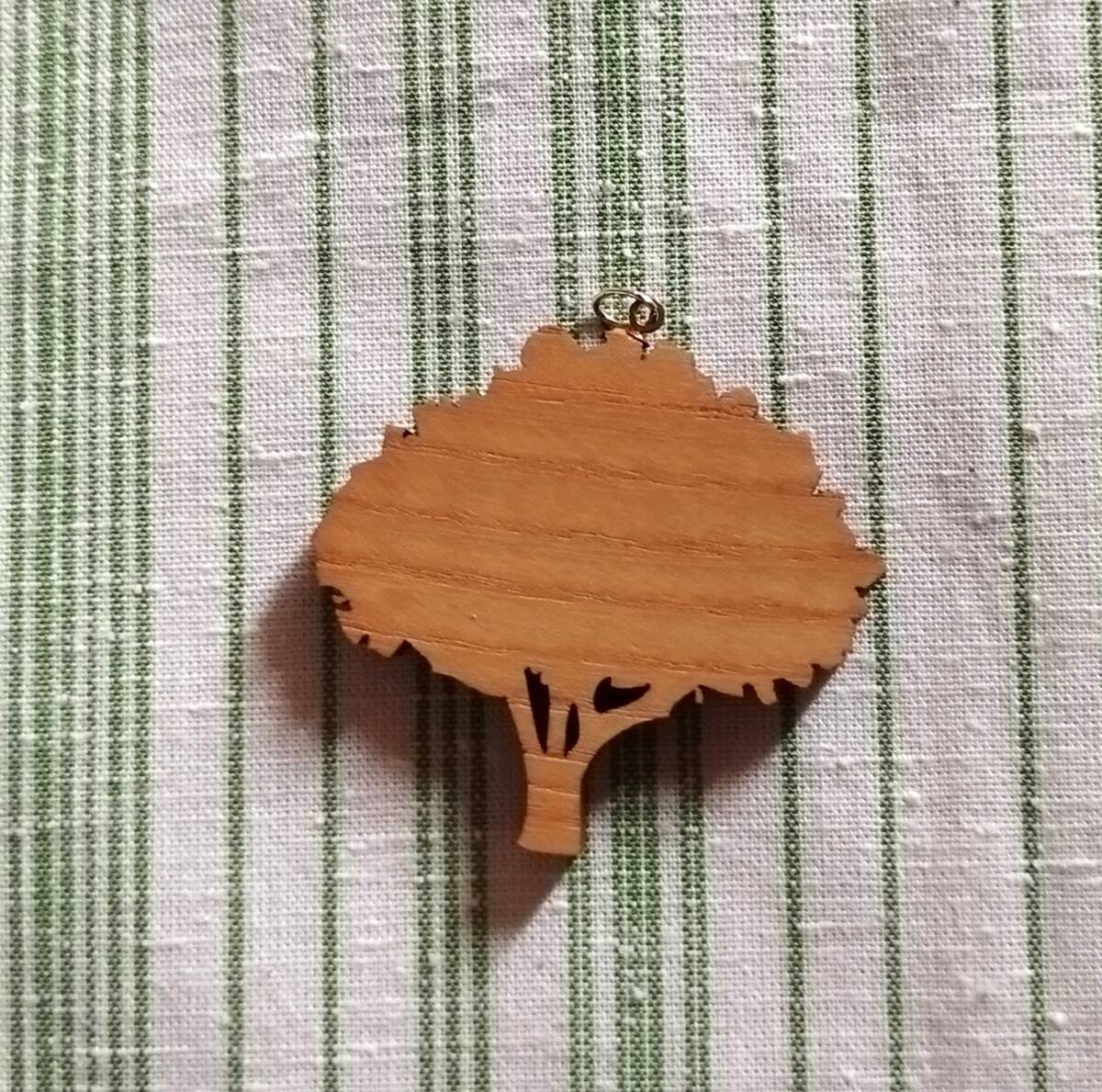 木製のペンダントヘッド『木』 木工職人さんが作りました。キーホルダーにもいかがでしょうか。拍卖