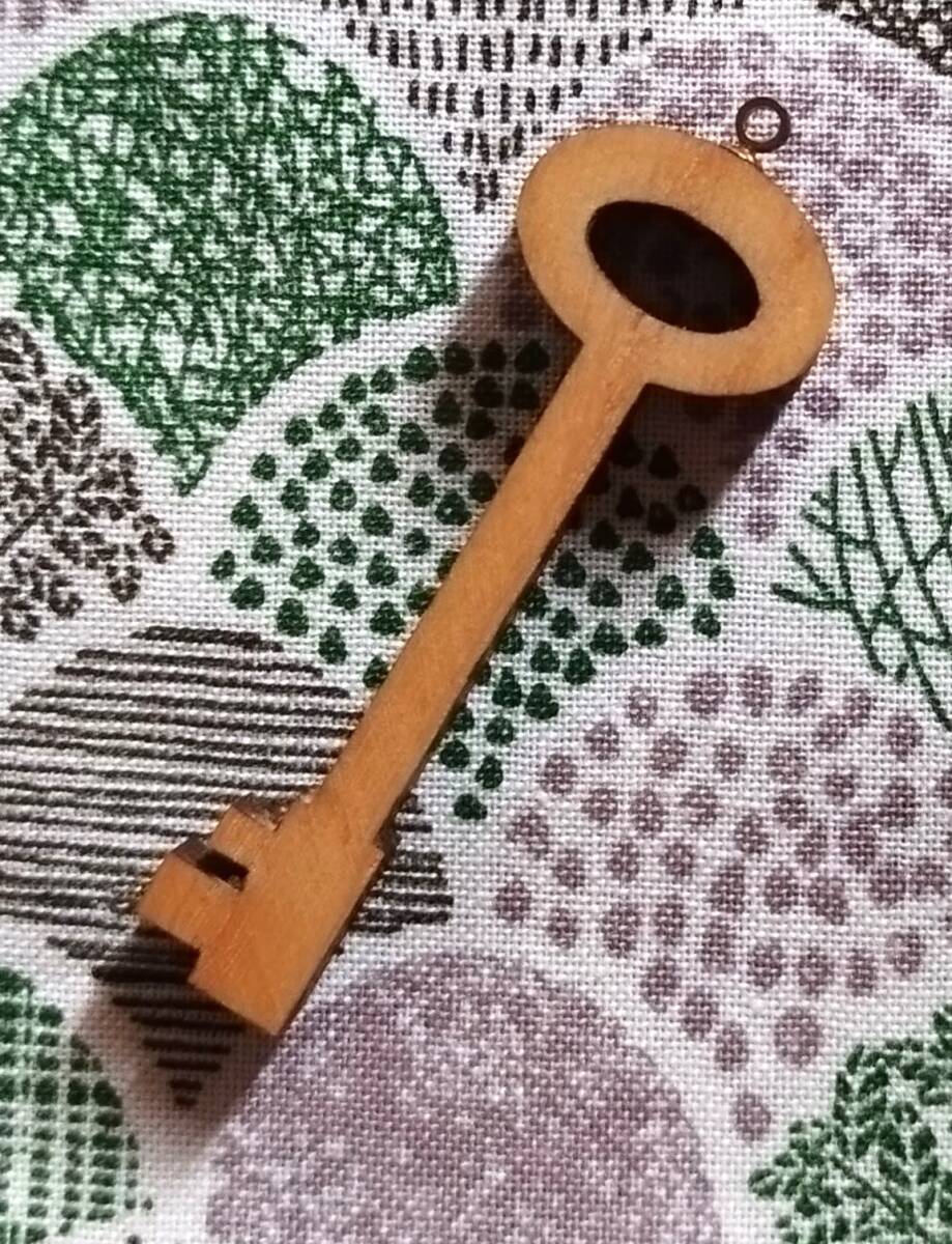 木製ペンダントヘッド 【鍵】 木工職人さんが作りました。キーホルダーにもいかがでしょうか。拍卖