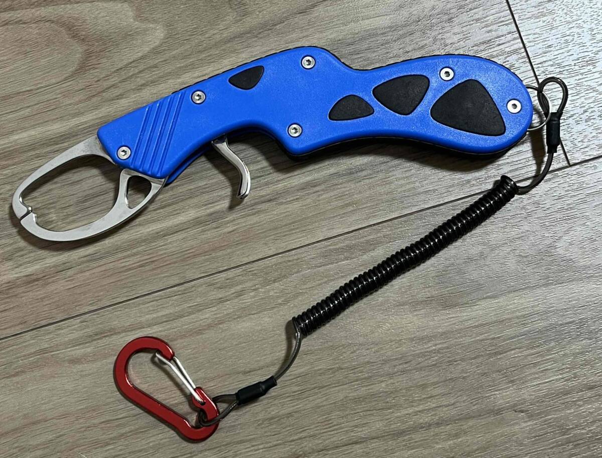 見切り品 【訳あり】 フィッシュグリップ ブルー アーチ型 魚つかみ器 カラビナ スプリングコード 付き フィッシュプライヤー拍卖