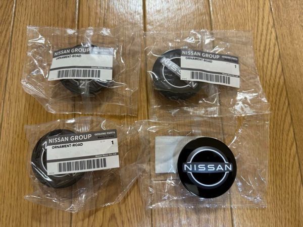 在庫希少!【未使用 日産 純正】セレナ ハイブリッド C27 流用 センターキャップ 4個セット ブラック拍卖