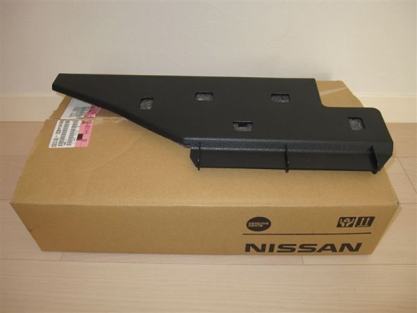 在庫希少!【未使用 日産 純正】セレナ ハイブリッド C26 インストルメントロアパネル 助手席グローブボックス下 目隠し拍卖