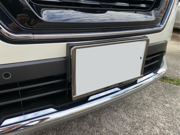 在庫希少!【未使用 日産 純正】エクストレイル T33 ナンバーフレーム 2枚 セット ダーククロム拍卖