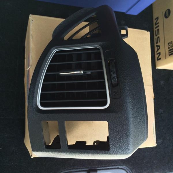 在庫希少!【未使用 日産 純正】セレナ ハイブリッド C26 運転席サイドベンチレーターハロゲン用 USBポート増設等拍卖