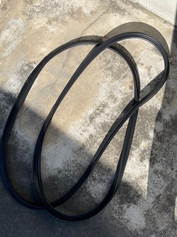 在庫希少!【未使用 日産 純正】セレナ ハイブリッド C27 バックドアウェザーストリップ拍卖