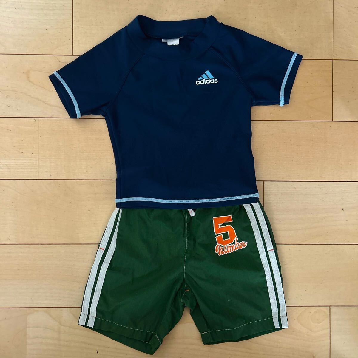 アディダス ラッシュガード 半袖 水着 80サイズ ハーフパンツおまけ付き拍卖