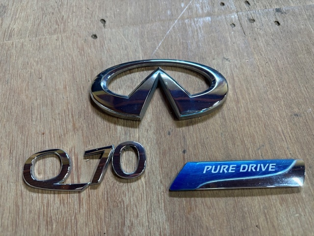 MIMN★H23 日産フーガハイブリッド★純正 エンブレム/インフィニティ/Q70★前期/DAA-HY51/NISSAN/部品取り車拍卖