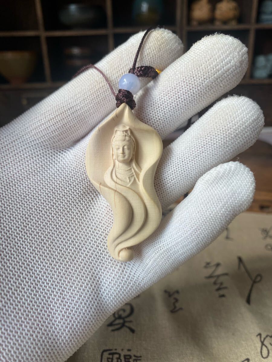 送料無料 葉っぱ観音菩薩 細密木彫 繊細彫刻 柘植 ツゲ 観世音菩薩 観音様 お守り 仏教美術 ご本尊 高さ6.5cm 根付 ストラップ拍卖