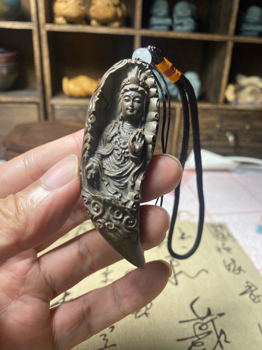 月観音菩薩 細密木彫 繊細彫刻 木彫り 観世音菩薩 観音様 お守り 仏教美術 ご本尊 高さ8.5cm 根付 ストラップ付き 拍卖