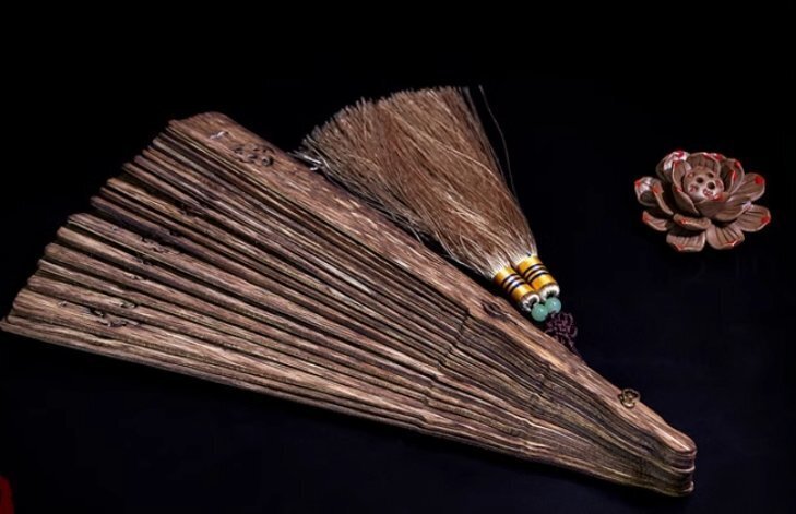 軽量贅沢天然ベトナム芽荘沈香扇子折りたたみ中国風黒油老料沈香木女古風フリンジ持ち歩く拍卖
