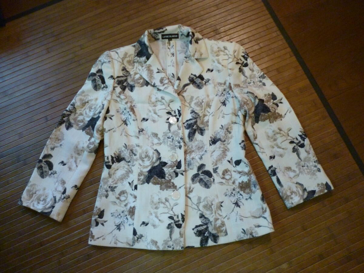 556-109♀:LAPINE BLANCHE ラピーヌブランシュ テーラードジャケット 総柄 size.9 色.白 花柄 ラピーヌ 日本製拍卖