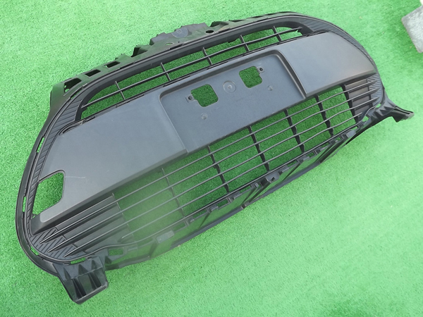 ☆微損,送料安,後期,ブラックソリッド,素地★アクアNHP10フロントバンパーグリル★純正フロントラジエーターグリル,ロア,アンダー下,黒Re:P拍卖