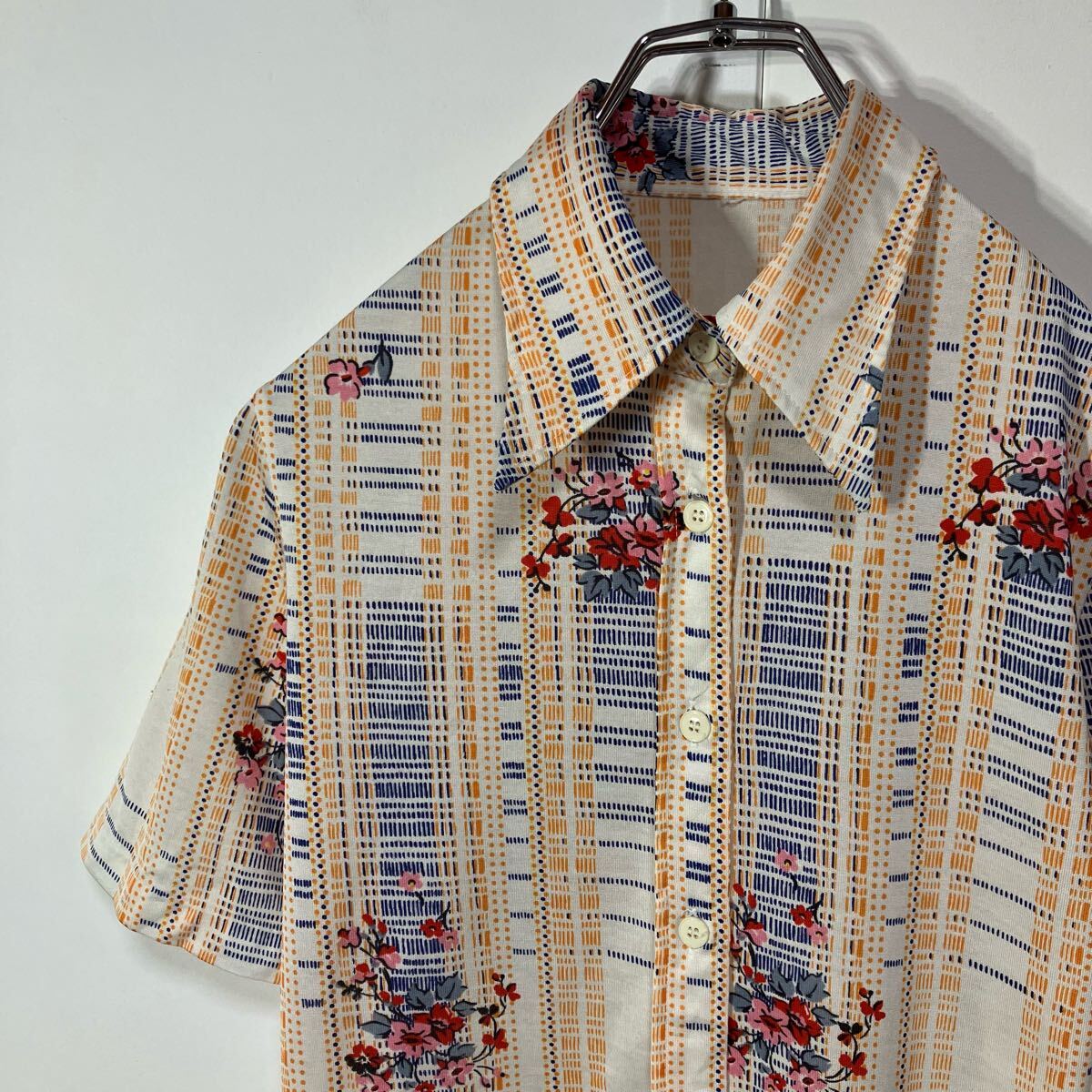 古着 ヴィンテージ 花柄 パターン柄 レトロ 透け感 スクエアカット ニット 半袖 シャツ ホワイト オレンジ ネイビー拍卖