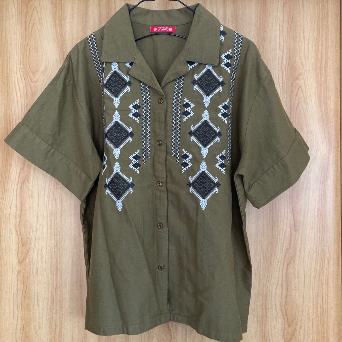 ◆超美品◆【Amina】アミナ カーキ色 刺繍オーバーサイズシャツ 半袖 綿100%拍卖