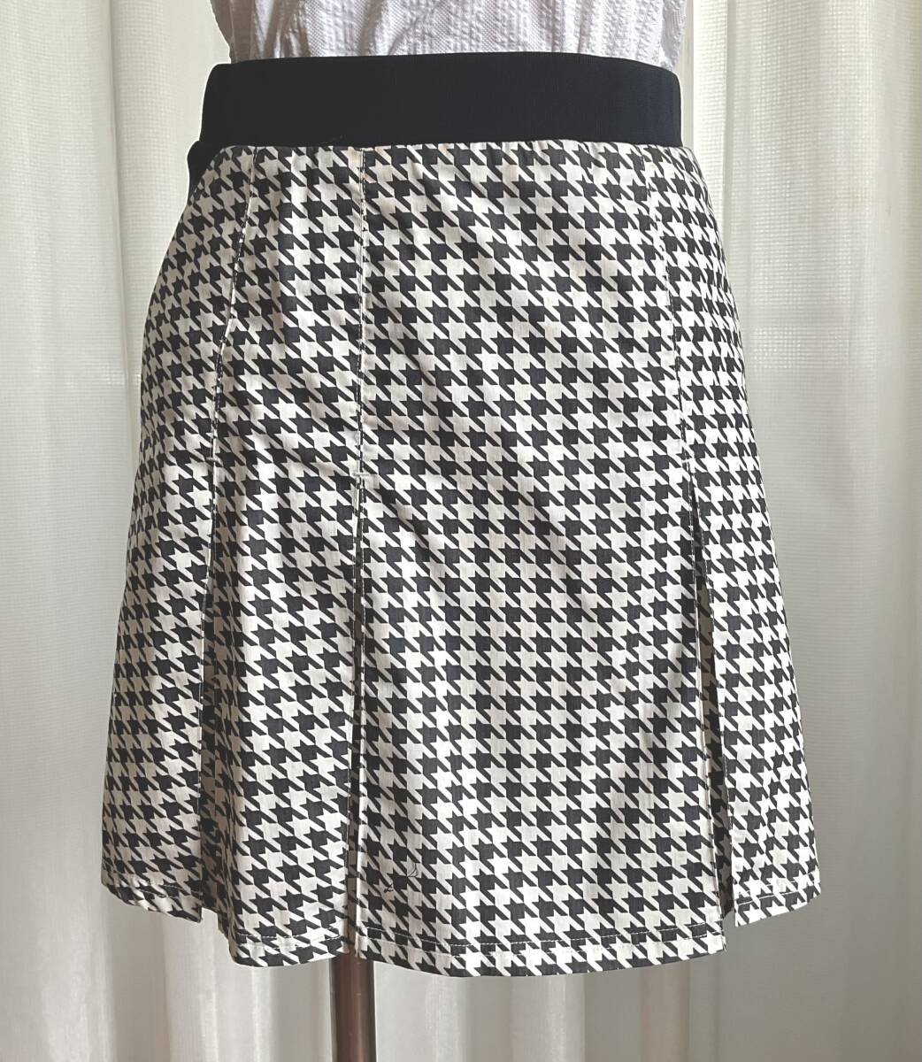 adipure ! アディダスのゴルフスカート・白色×紺色拍卖