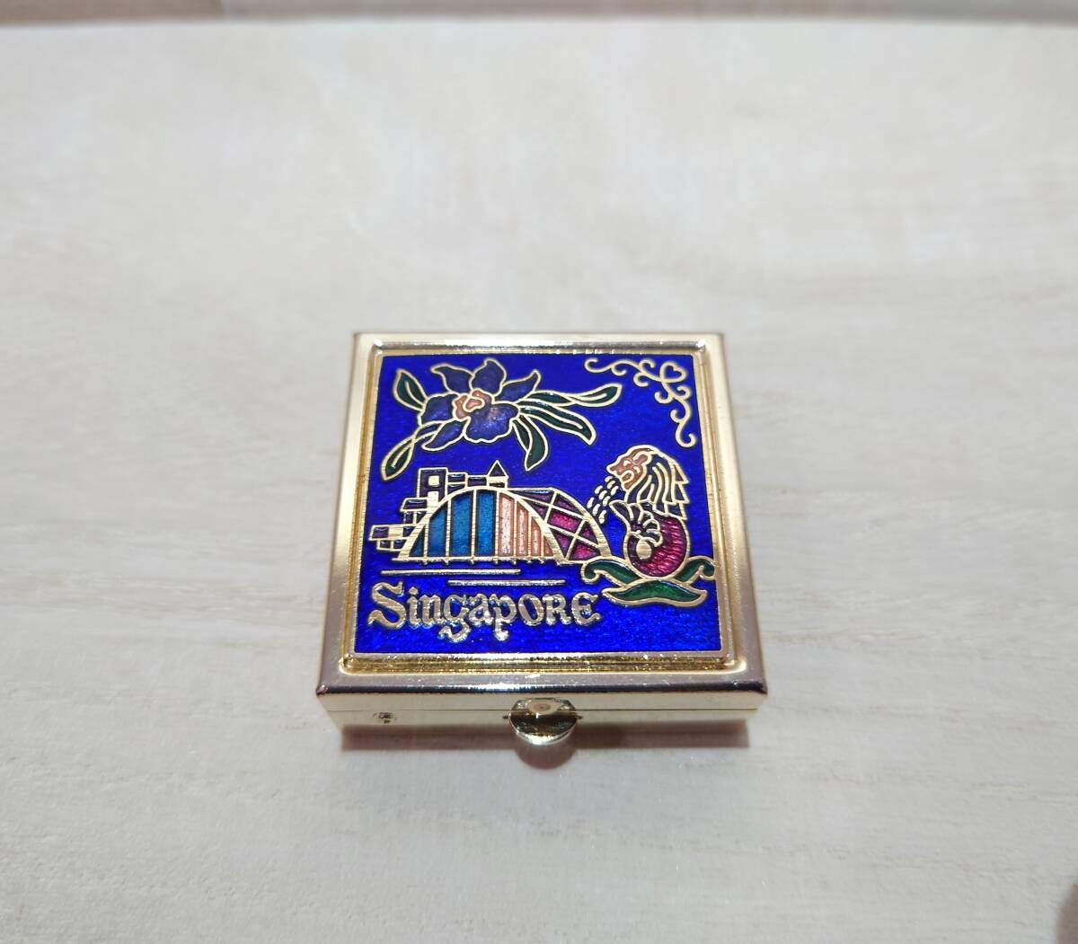 シンガポール製 マーライオン 携帯用お薬ケース 小物入れ メタルケース サイズ:4cm x 4cm x 1.5cm拍卖