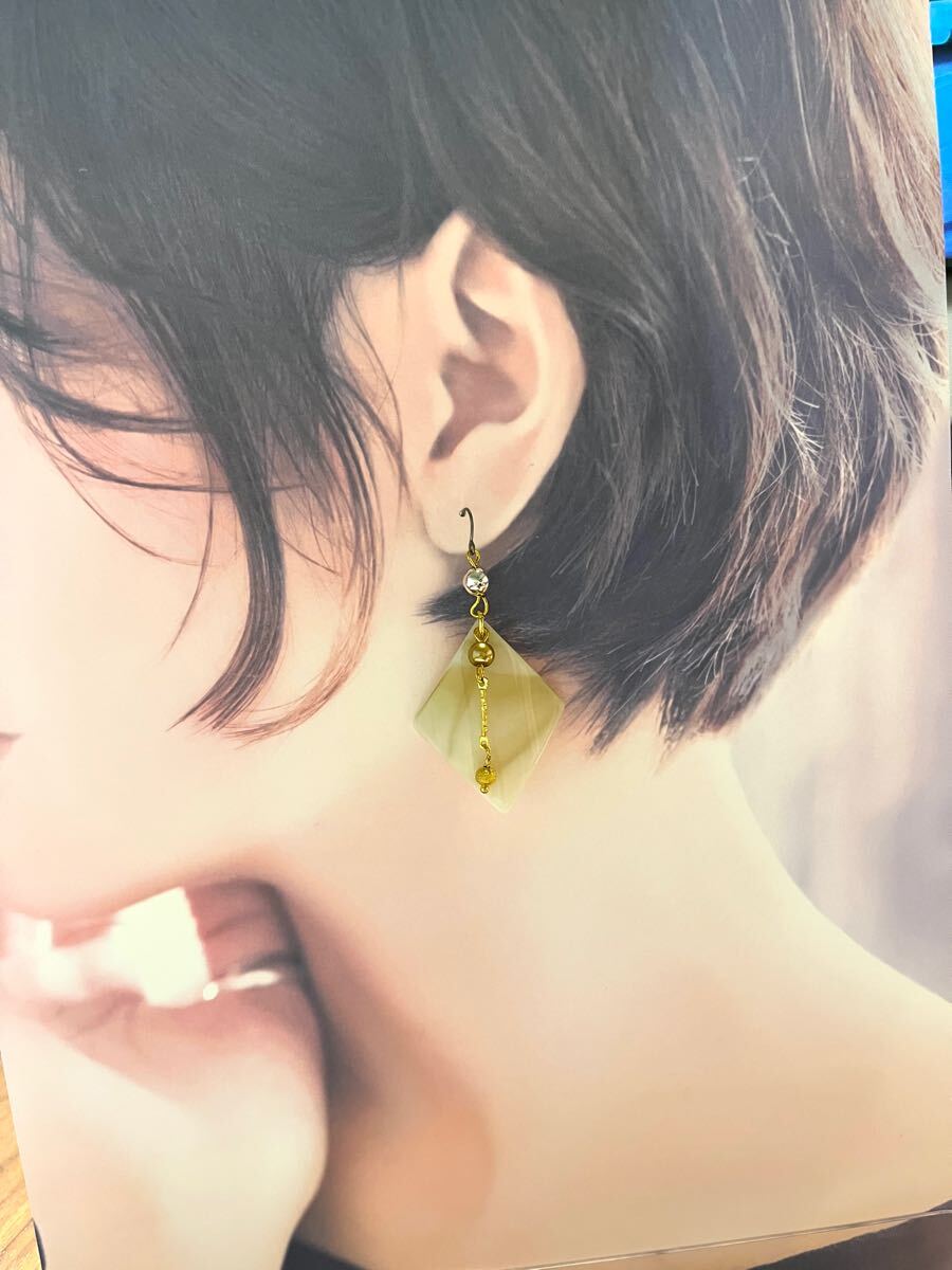 ハンドメイド☆チタンおしゃれピアス プラスティックパーツ ゴールド ゆらゆら拍卖