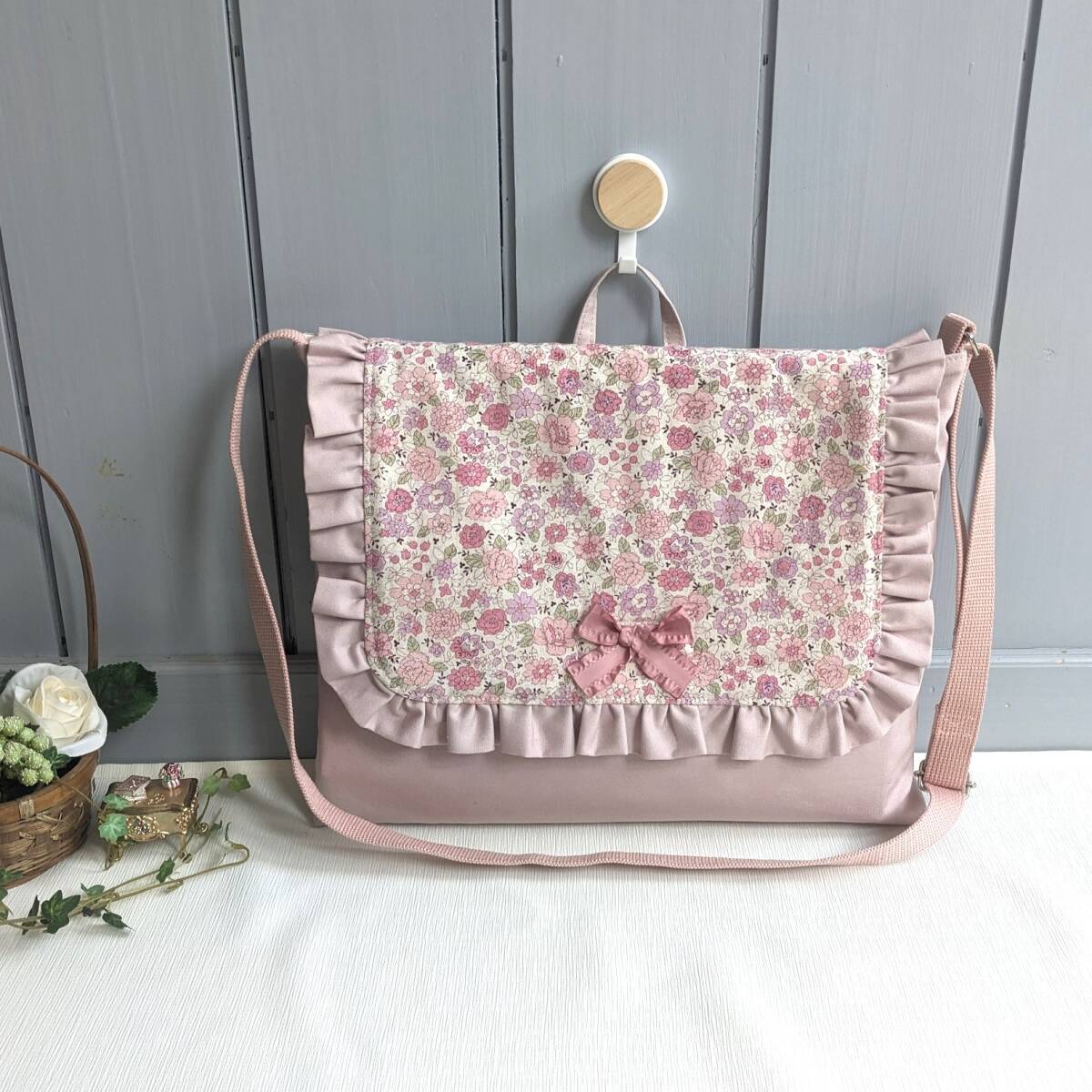 【完成品】フタ付きショルダー図書バッグ くすみピンク×花柄 斜め掛け ナナメ かばん 絵本 フラップ蓋 入園入学通園通学★ハンドメイド 拍卖