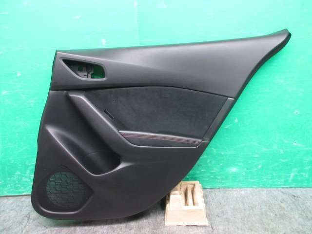 ☆ マツダ アクセラ BM2FS-1025・・ 純正 右 リア ドアトリム 内張り レッドステッチ (2F) ☆拍卖