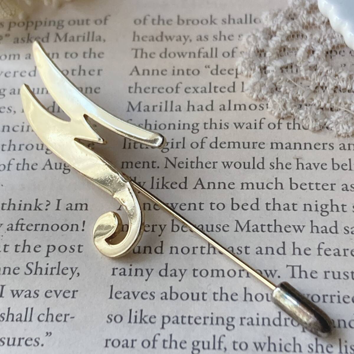 ヴィンテージラペルピン ハットピン ピンブローチ ゴールドトーン アルファベット M☆vintage jewelry accessoriesR0883拍卖