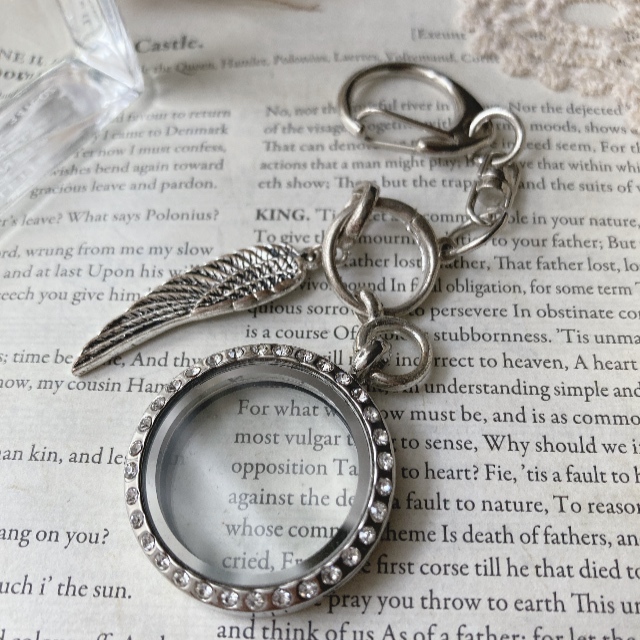 ヴィンテージキーホルダー ロケットキーホルダー ケース 天使の羽 ラインストーン シルバー☆vintage jewelry accessoriesR0683拍卖