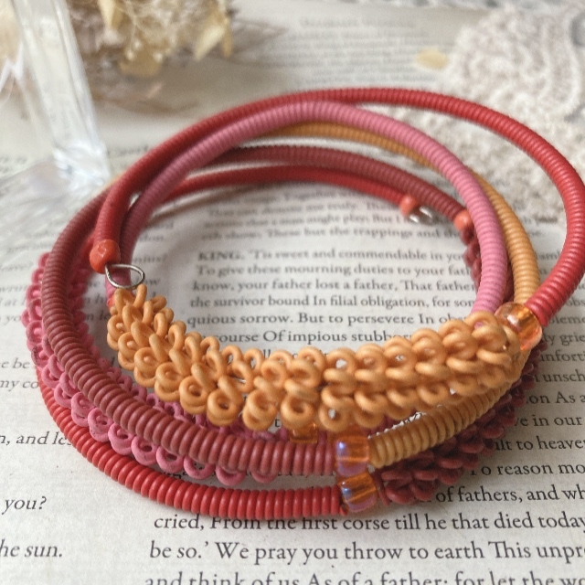 ワイヤーブレスレット レッド ピンク オレンジ 繊維 美品☆vintage jewelry accessoriesR0695拍卖