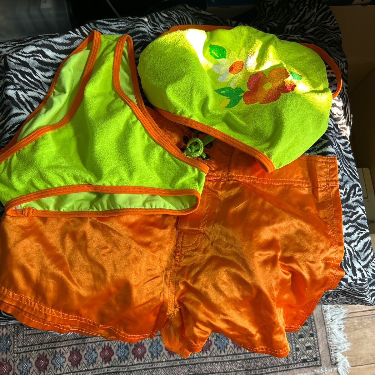 水着 ビキニ ショートパンツ付 M ウエスト 63〜69 バスト82 ヒップ 85〜93 オレンジ系 レトロポップな水着 拍卖