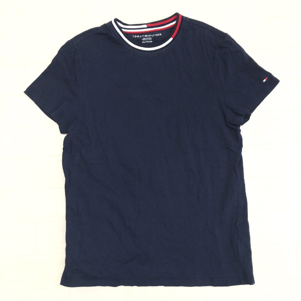 TOMMY HILFIGER トミーヒルフィガー コットン100% バックロゴ刺繍 クルーネック Tシャツ XS 濃紺 ネイビー カットソー 半袖 レディース拍卖