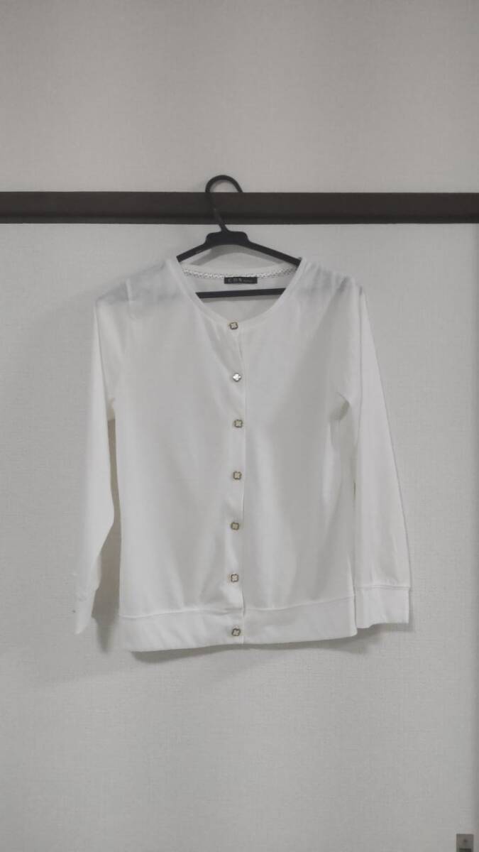 C.D.S 白カーディガン 花ボタン付き拍卖