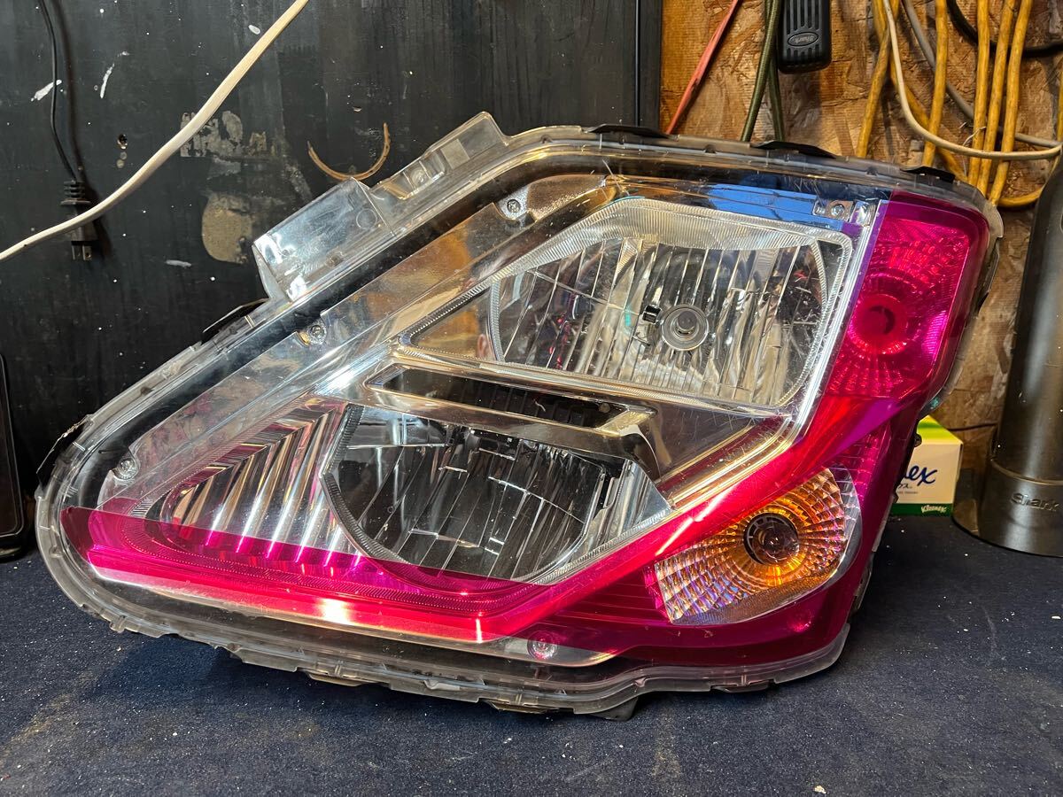 UD クオン(助手席側) 純正ヘッドライト 2000円スタート売り切り! 純正加工や補修用ベースなどに! 左 (KOITO 100-25801)拍卖