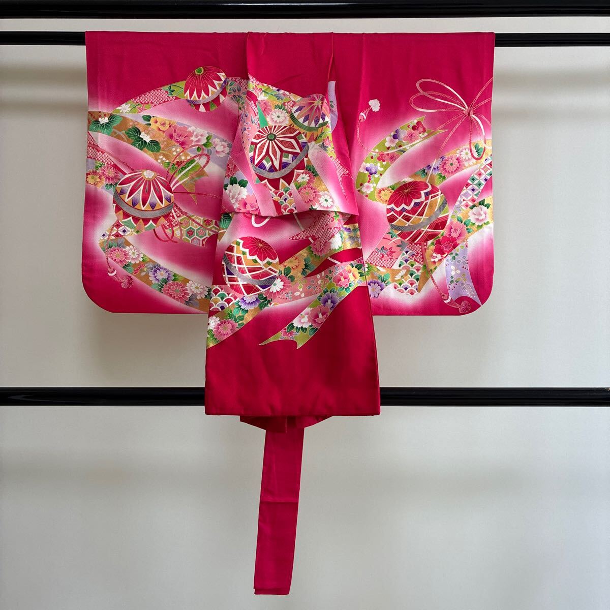 ■E4916■中古美品■ポリエステル■紅色 手毬柄 袷 女の子 着物と長襦袢セット■着丈74 裄丈40拍卖