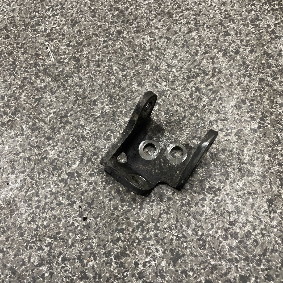 スズキ ジムニー JA11 エアコンコンプレッサー マウント ブラケット拍卖