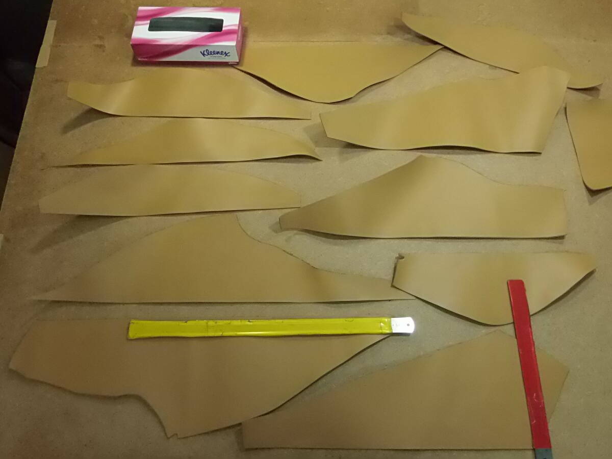 51 牛革はぎれ スムースコンビ鞣し ベージュ完全染色 12枚 1.8ミリ 張り有 おおむね良好 革小物 タンニン含む拍卖