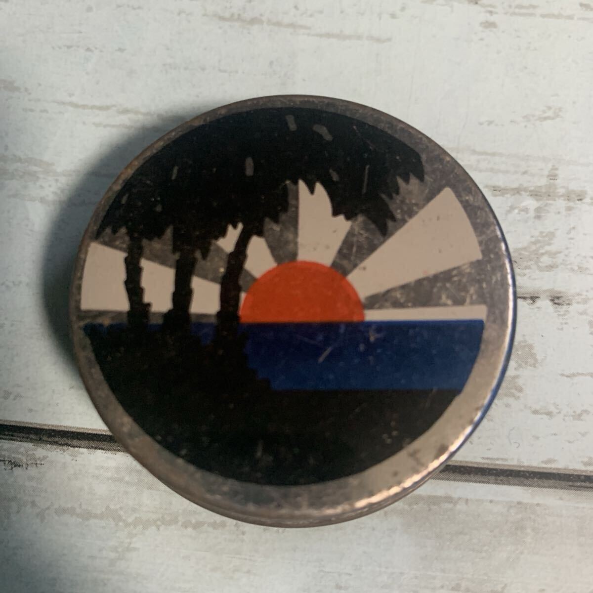 古いブリキ 丸 ピルボックス ミニ 缶 ピルケース 鉄 ボックス ENGLAND イギリス ビンテージ アクセサリーケース 薬入れ 小物入れ (A-2663)拍卖