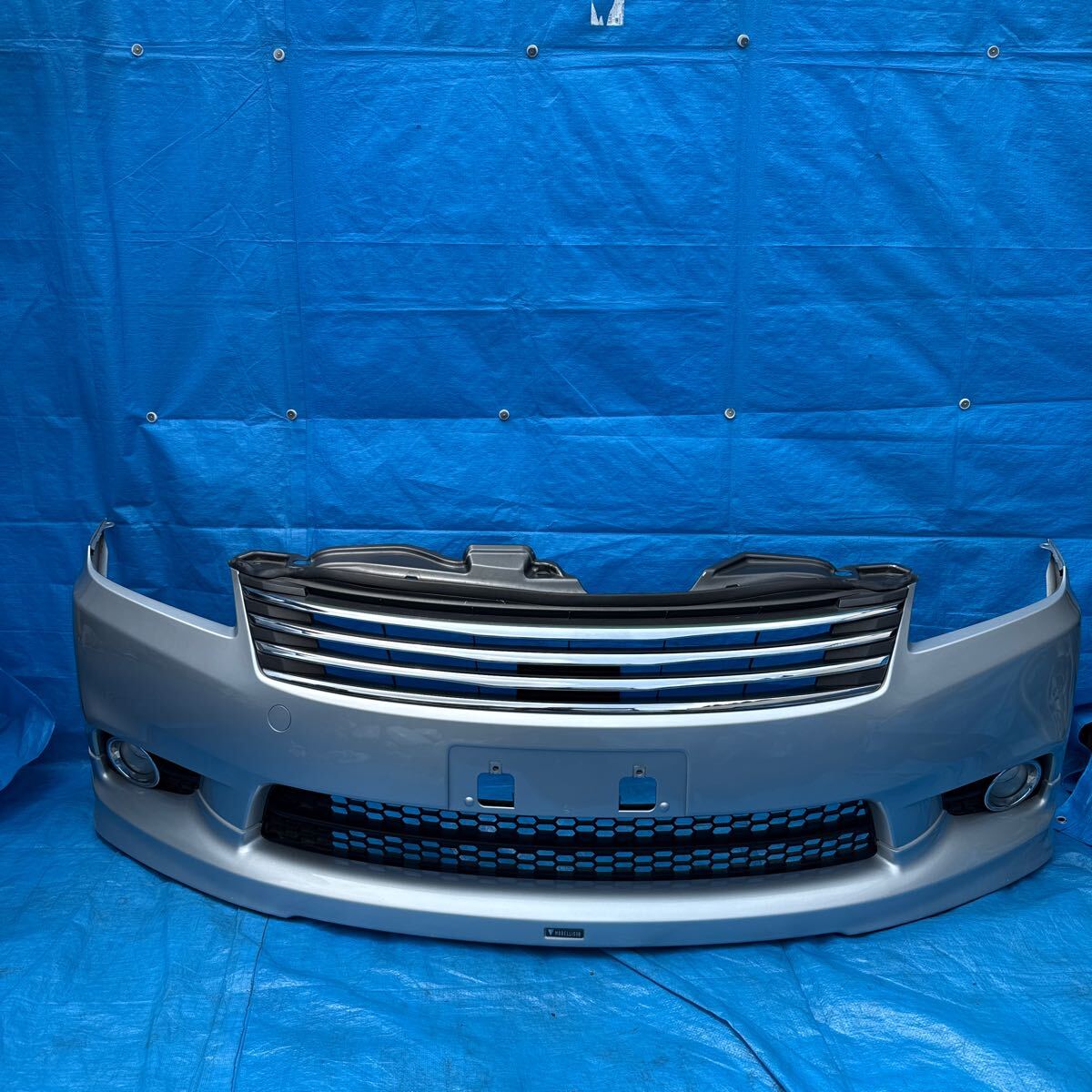 ◆トヨタ マークXジオ ZIO《ANA10 ANA15 GGA10》純正 フロントバンパー グリル モデリスタスポイラー フォグ付 カラー1F7 52119-72040◆拍卖